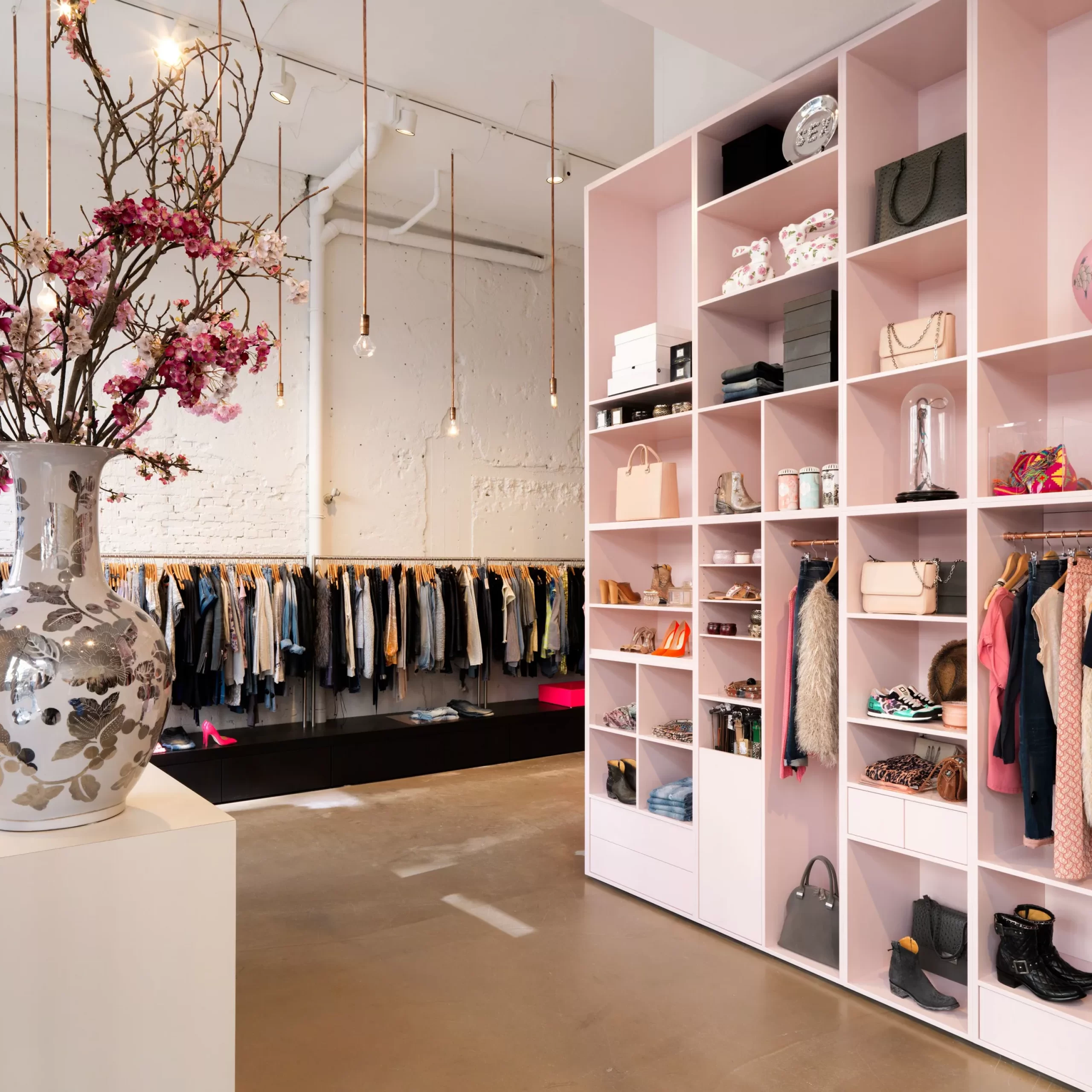 "Стенд дизайнера на выставке Legat Fashion Показ коллекции одежды на мероприятии Legat Fashion
